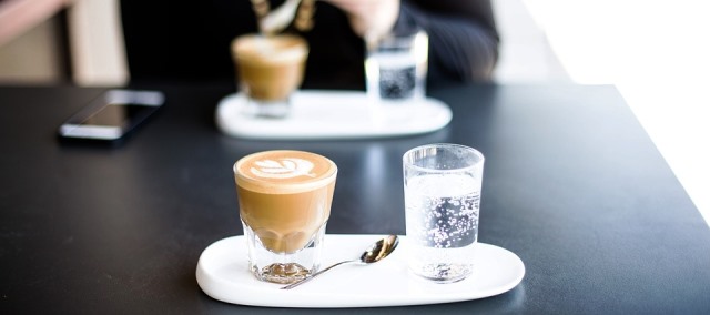 Почему в кофейнях к кофе подают воду?