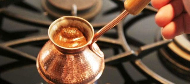 Заваривание кофе в турке
